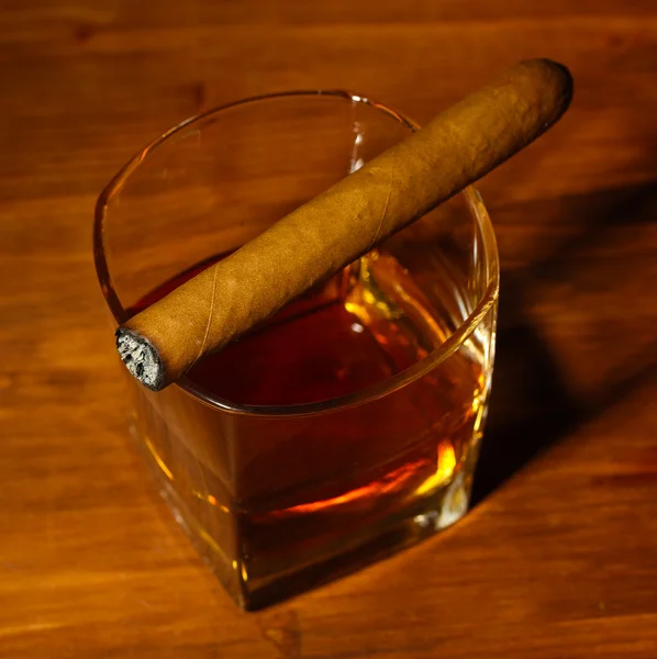 Két pohár whisky és egy szivar a fából készült asztal — Stock Fotó