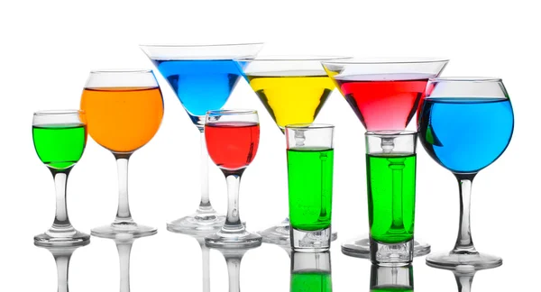 Alcoholhoudende cocktails geïsoleerd op wit — Stockfoto