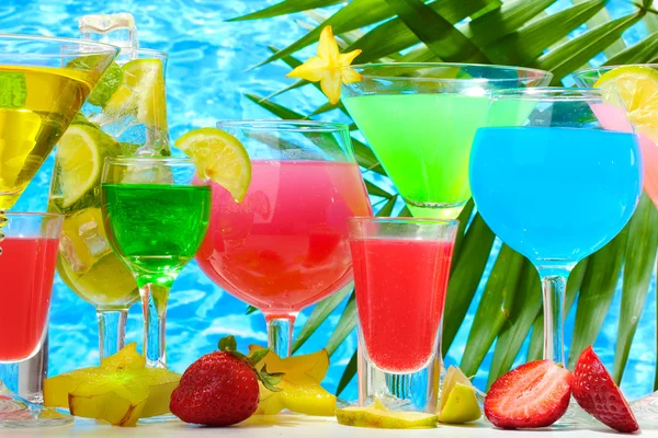 Gläser Cocktails auf dem Tisch auf blauem Meeresgrund — Stockfoto