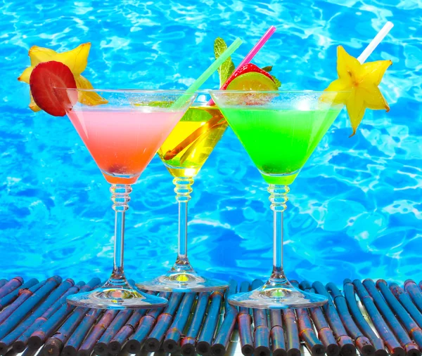 Cocktailgläser auf dem Tisch auf blauem Meeresgrund — Stockfoto