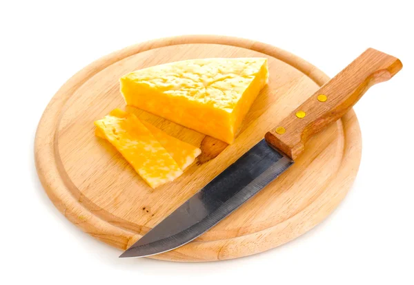 Käse auf Schneidebrett mit Messer isoliert auf weiß — Stockfoto