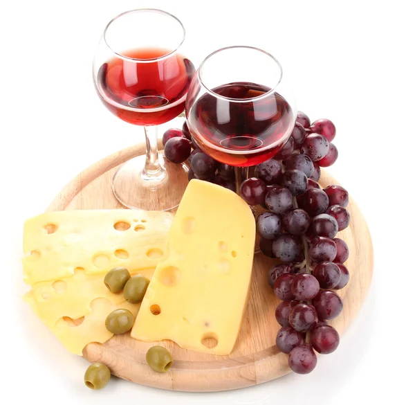 Vinho em vinhedos e queijo isolado sobre branco — Fotografia de Stock