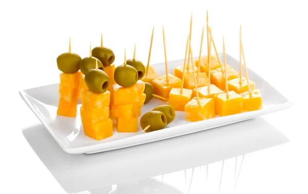 Καναπεδάκια τυρί στο πιάτο που απομονώνονται σε λευκό — Φωτογραφία Αρχείου