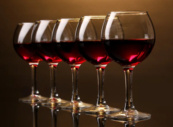 Bicchieri da vino su sfondo marrone — Foto Stock