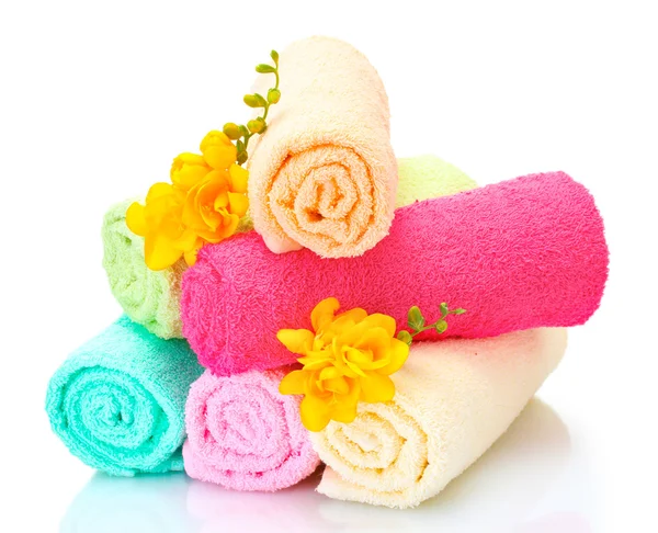 Kolorowe ręczniki i kwiaty na białym tle — Zdjęcie stockowe