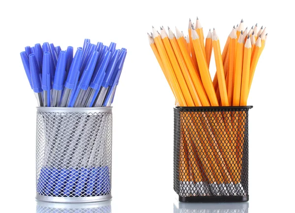 鉛筆やペンを白で隔離される金属のカップ — ストック写真