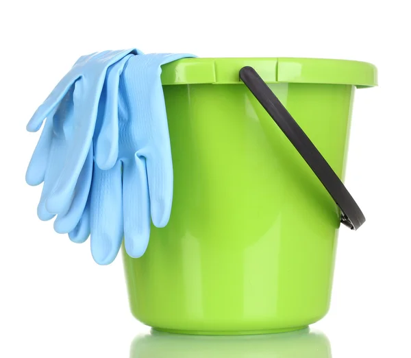 Rukavice pro čištění, izolované na bílém a kbelík — Stock fotografie