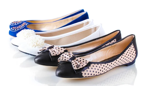 Několik párů ženských plochých bot izolovaných na bílém — Stock fotografie