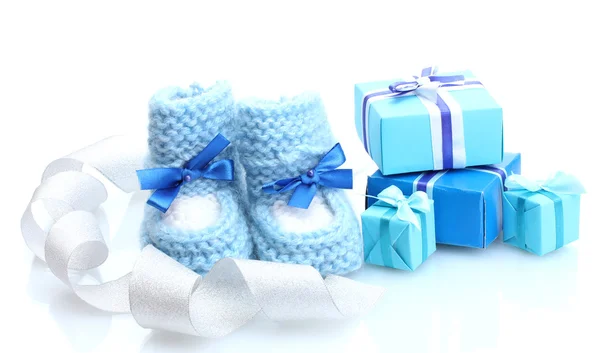 Hermosos regalos y bootees de bebé aislados en blanco — Foto de Stock