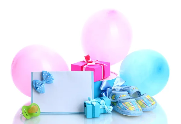 Schöne Geschenke, Babystiefel, leere Postkarte, Schnuller und Luftballons isoliert auf weiß — Stockfoto