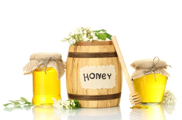 Сладкий мед в бочке и банки с цветами акации изолированы на белом — стоковое фото
