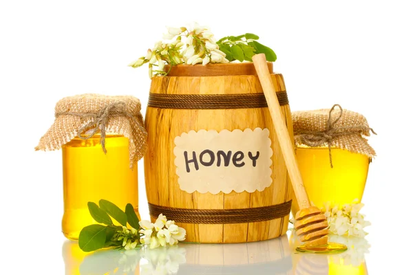 Miel dulce en barril y frascos con flores de acacia aisladas en blanco —  Fotos de Stock