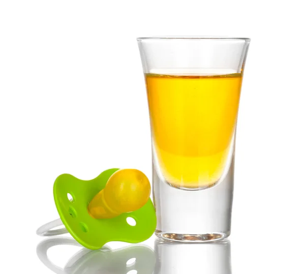 Μωρό ομοίωμα με αλκοολούχο ποτό απομονωμένα σε λευκό — Φωτογραφία Αρχείου