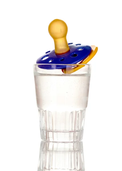 Детский манекен с алкогольным напитком, изолированным на белом — стоковое фото