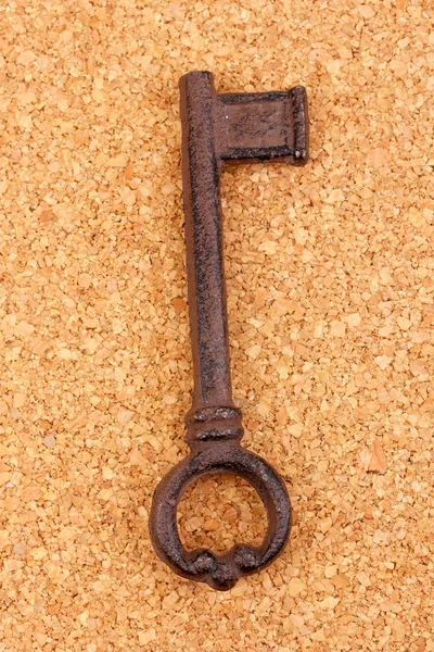 Antike Schlüssel auf Korkhintergrund — Stockfoto