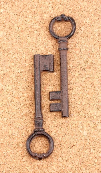 Δύο κλειδιά αντίκες σε φόντο φελλού — Φωτογραφία Αρχείου