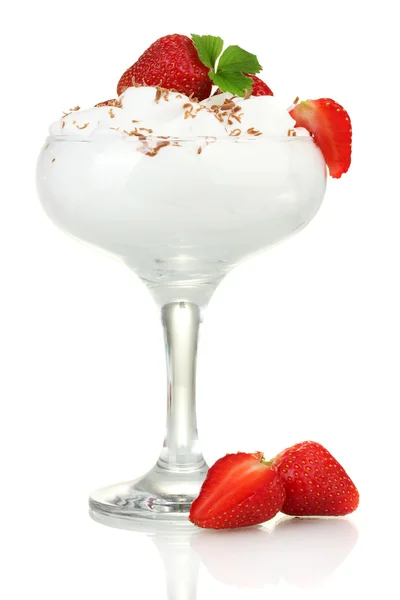 Verre de fraises mûres avec crème isolée sur blanc — Photo