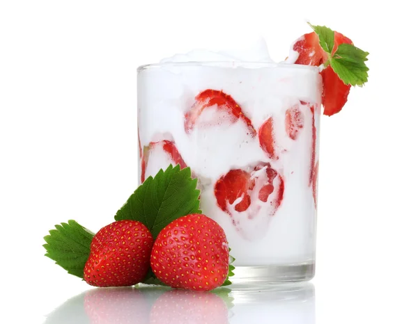 Gustoso yogurt in vetro e fragole isolato su bianco — Foto Stock