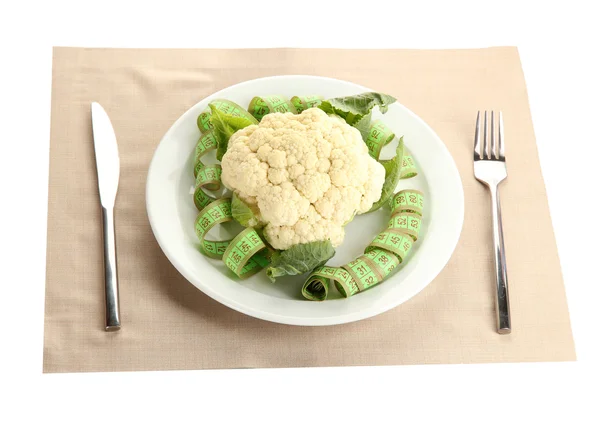 Свежая цветная капуста и измерительная лента на тарелке, ноже и вилке изолированы на белом — стоковое фото