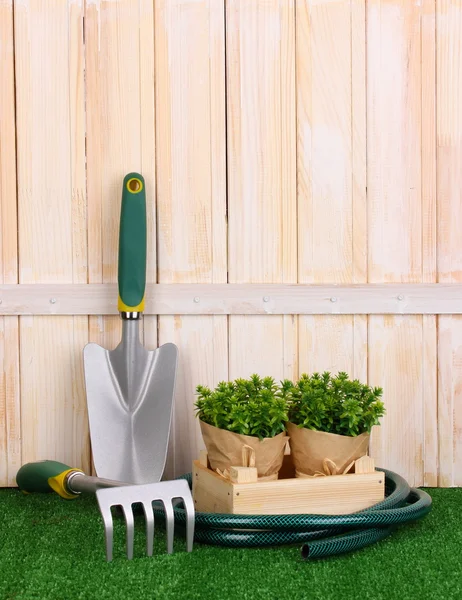 Gartengeräte auf Holzgrund — Stockfoto