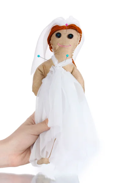 Voodoo boneca menina-noiva nas mãos de mulheres isoladas em branco — Fotografia de Stock