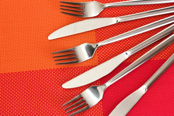Çatal ve bıçak üzerinde kırmızı bir masa örtüsü — Stok fotoğraf