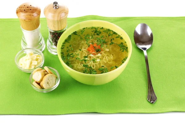 Caldo de frango saboroso com macarrão na toalha de mesa verde — Fotografia de Stock