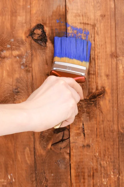 Painting wooden fence with yellow paint — Stock Photo, Image