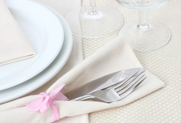 Table setting with fork, knife, plates, and napkin — Stock Photo, Image