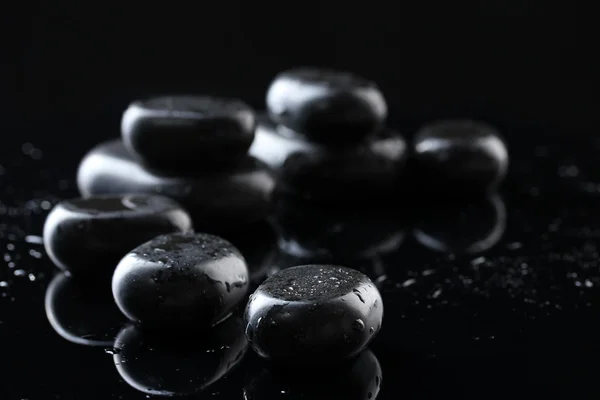 Pietre Spa con gocce su sfondo nero — Foto Stock