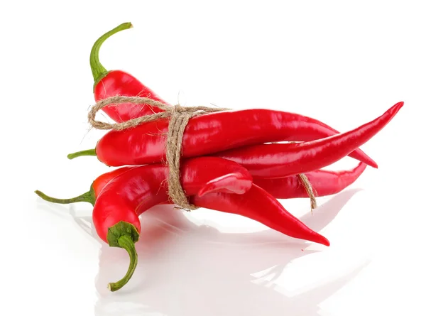 Czerwony hot chili peppers związany z lina na białym tle — Zdjęcie stockowe