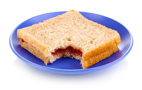 Pokousaný sendvič s jam na desce izolovaných na bílém — Stock fotografie
