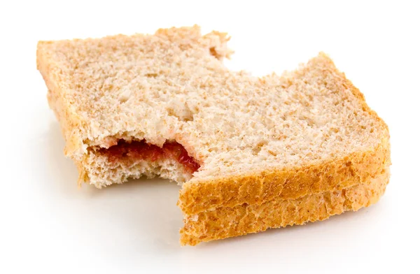 Gebissenes Sandwich mit Marmelade isoliert auf weiß — Stockfoto