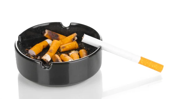 Beyaz üzerine küllük isolateed içinde sigara izmaritleri — Stok fotoğraf