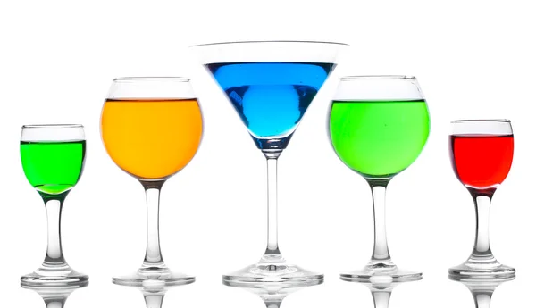 Cocktail alcolici isolati su bianco — Foto Stock