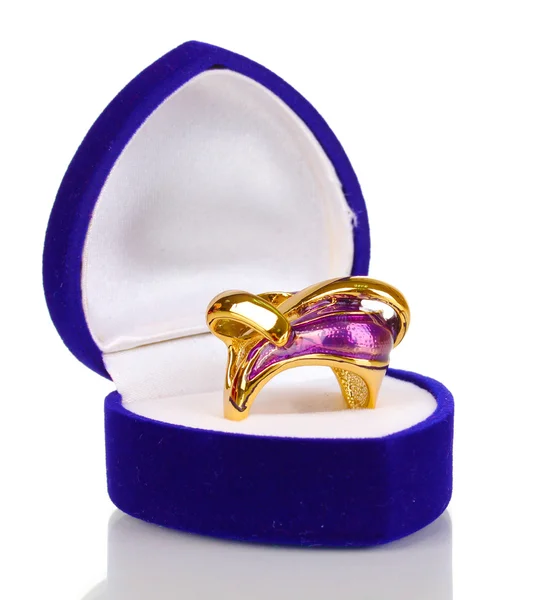 紫パターンで白で隔離される青いビロードの箱の金の指輪 — ストック写真