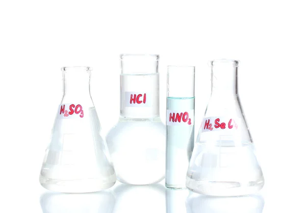 Тестовые трубки с различными кислотами, выделенными на белом — стоковое фото