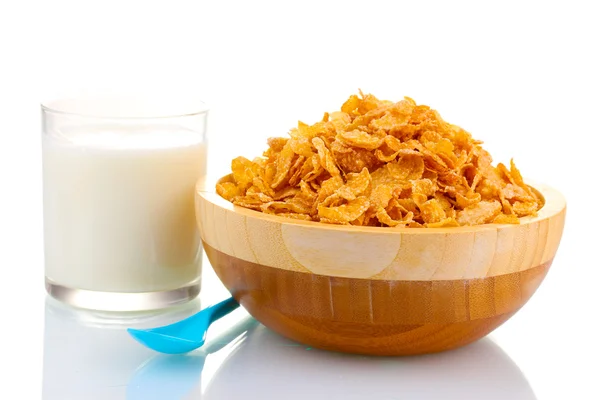 Gustosi cornflakes in ciotola di legno e bicchiere di latte isolato su bianco — Foto Stock