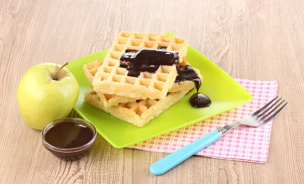 Ahşap zemin üzerinde plaka üzerinde çikolata lezzetli waffle — Stok fotoğraf