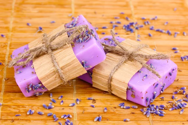 Lavendel handgemaakte zeep op houten mat — Stockfoto