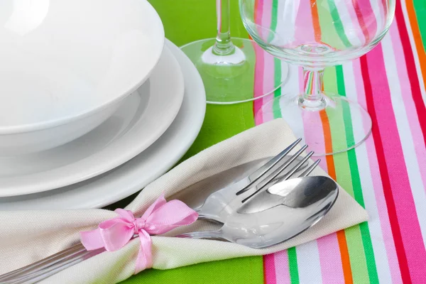 Ajuste de mesa con tenedor, cuchara, cuchillo, platos y servilleta — Foto de Stock