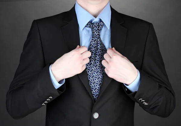 Homem de negócios com gravata no fundo preto — Fotografia de Stock