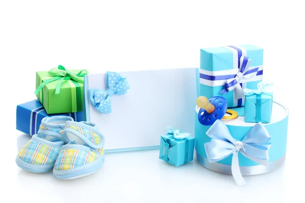 Prachtige geschenken, baby's bootees, lege briefkaart en dummy geïsoleerd op wit — Stockfoto