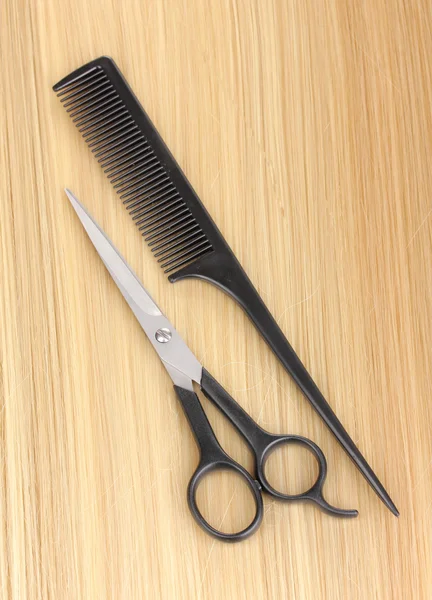 Блискуче світле волосся з ножицями для стрижки волосся і розчісування крупним планом — стокове фото