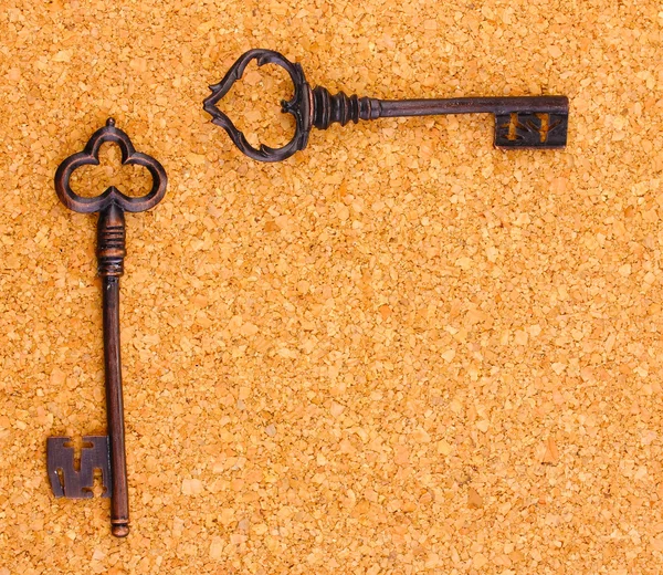 코르크 배경에 두 개의 골동품 키 — 스톡 사진