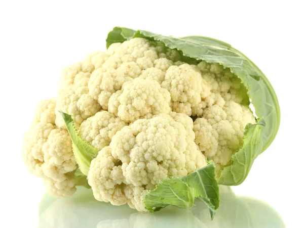 Coliflor fresca aislada en blanco — Foto de Stock