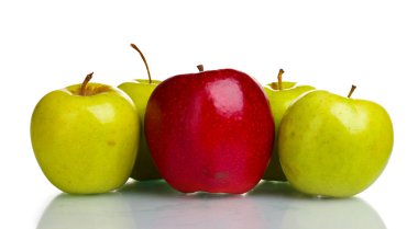beyaz izole sulu yeşil ve Kırmızı elma