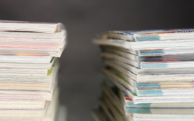 gri arka plan üzerinde dergi yığınları