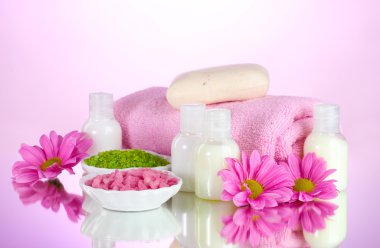 Hotel Kolaylıklar seti pembe bir arka plan üzerinde