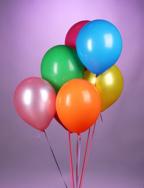 purole zemin üzerine parlak balonlar